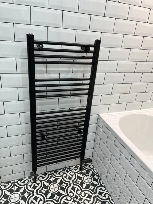 Cheerful 2 Bedroom Homely Apartment, Sleeps 6 Guest Comfy, 3X Double Bed, Parking, Free Wifi, Suitable For Business, Leisure Guest,Glasgow, Glasgow West End, Near City Centre Экстерьер фото