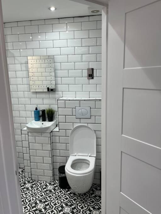 Cheerful 2 Bedroom Homely Apartment, Sleeps 6 Guest Comfy, 3X Double Bed, Parking, Free Wifi, Suitable For Business, Leisure Guest,Glasgow, Glasgow West End, Near City Centre Экстерьер фото