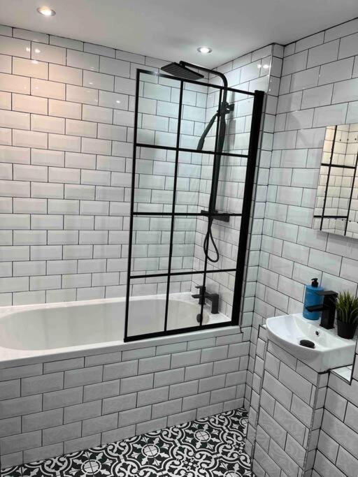 Cheerful 2 Bedroom Homely Apartment, Sleeps 6 Guest Comfy, 3X Double Bed, Parking, Free Wifi, Suitable For Business, Leisure Guest,Glasgow, Glasgow West End, Near City Centre Экстерьер фото