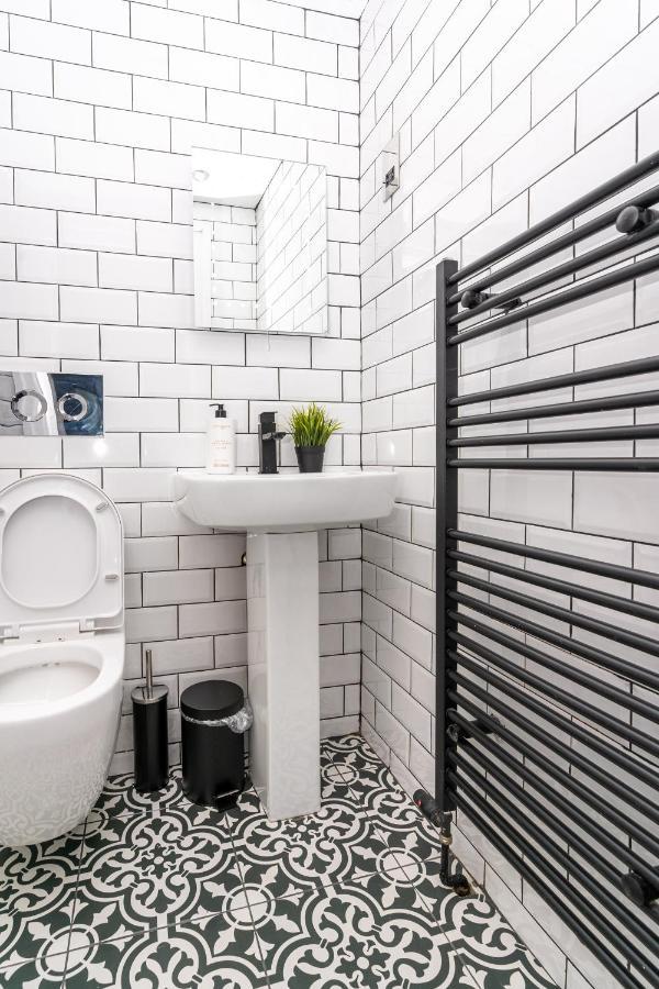 Cheerful 2 Bedroom Homely Apartment, Sleeps 6 Guest Comfy, 3X Double Bed, Parking, Free Wifi, Suitable For Business, Leisure Guest,Glasgow, Glasgow West End, Near City Centre Экстерьер фото
